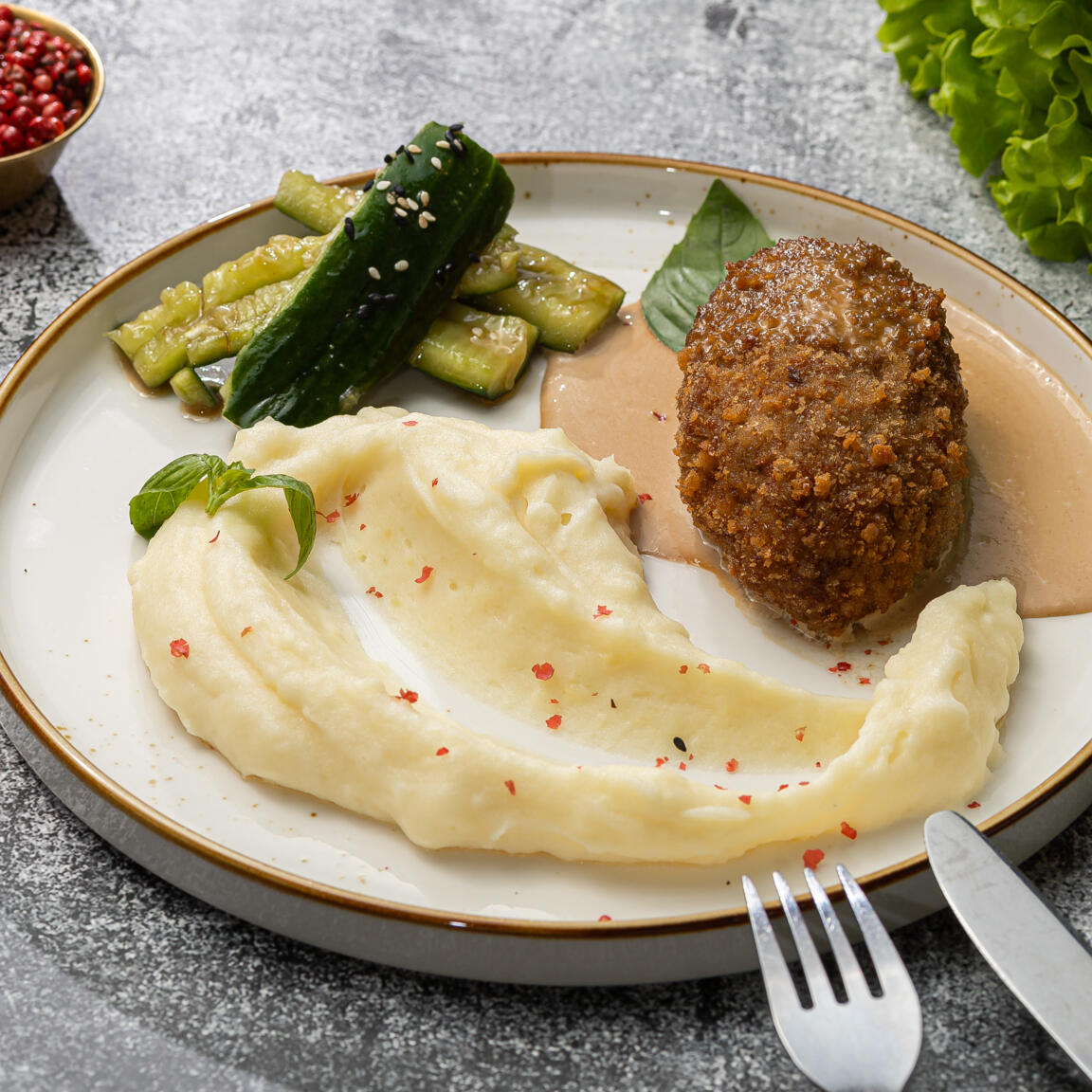 Котлета мясная с сыром и сливочным соусом деми глас