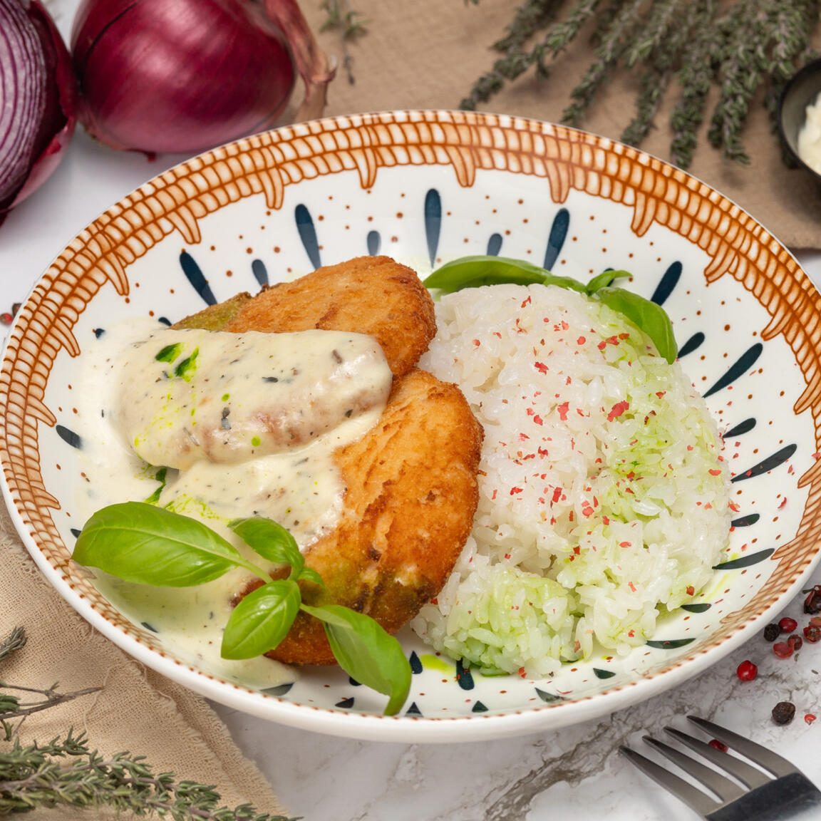 Биточки из лосося и трески под сливочным соусом с рисом