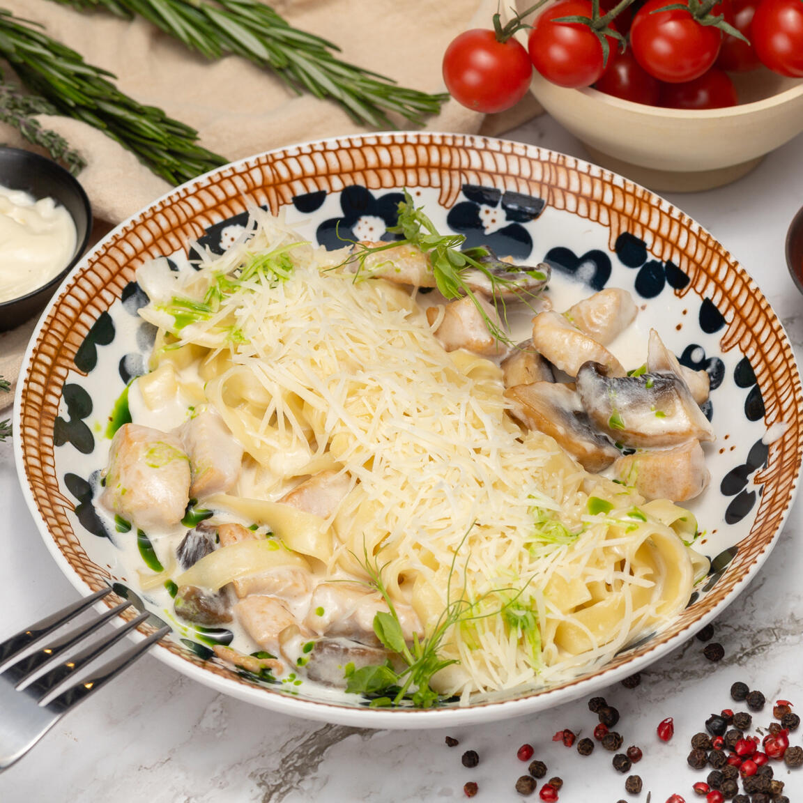 Фетучини с курой и грибами