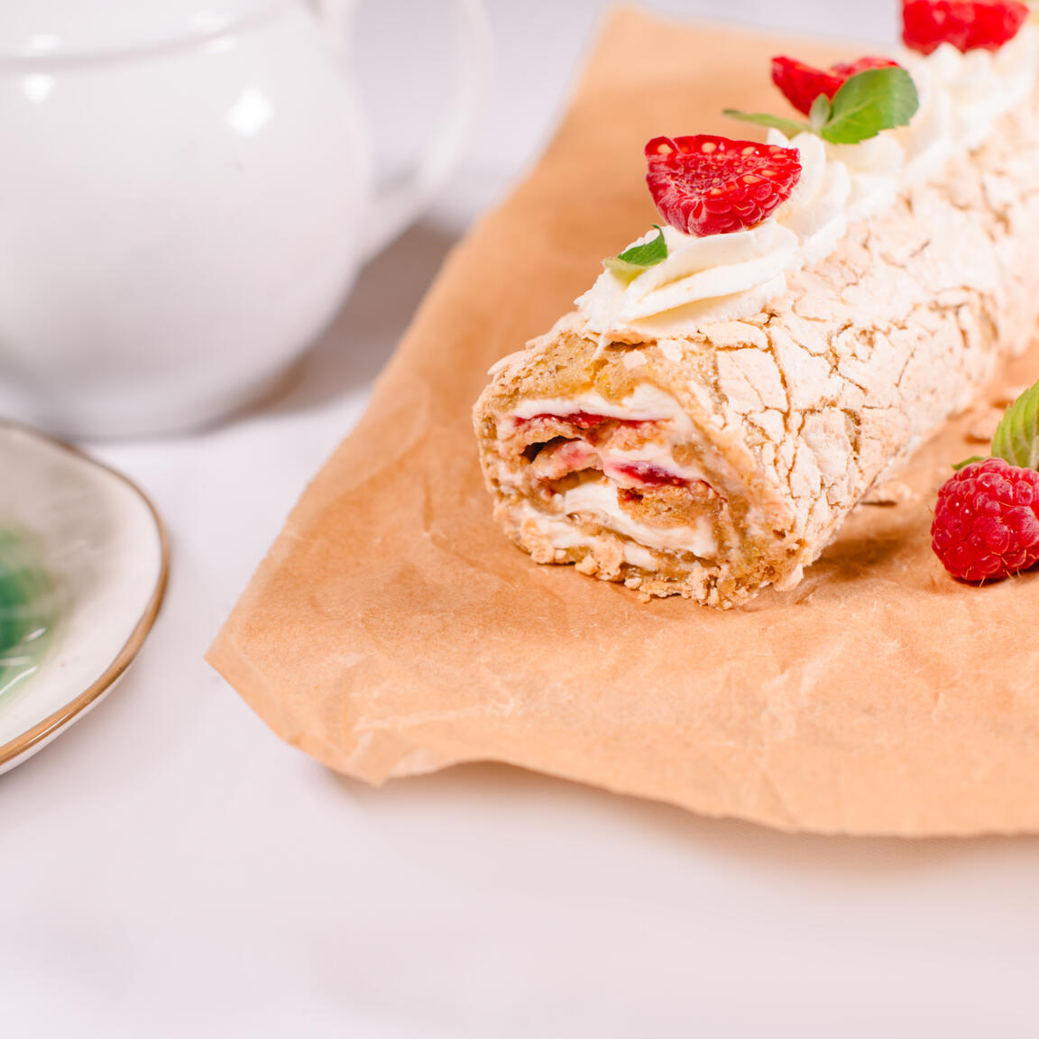 Меренговый рулет с фисташковой мукой и нежным сливочным кремом. Вес: 650гр