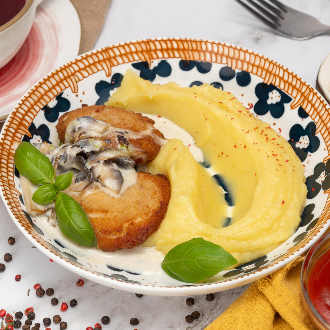 Котлетки под грибным соусом