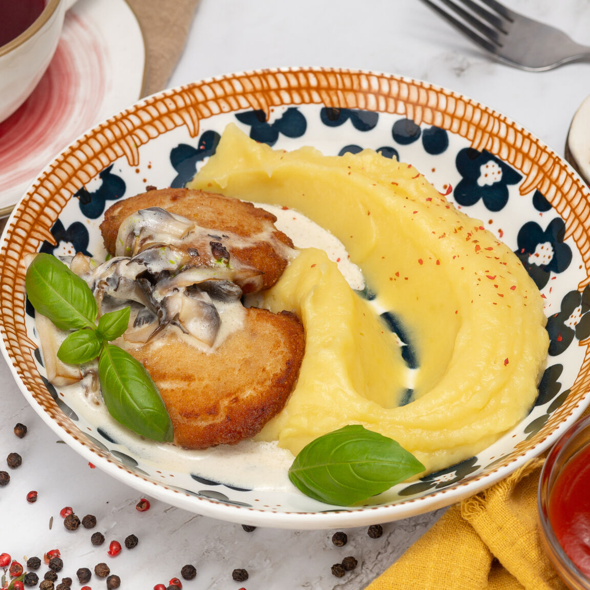 Котлетки под грибным соусом