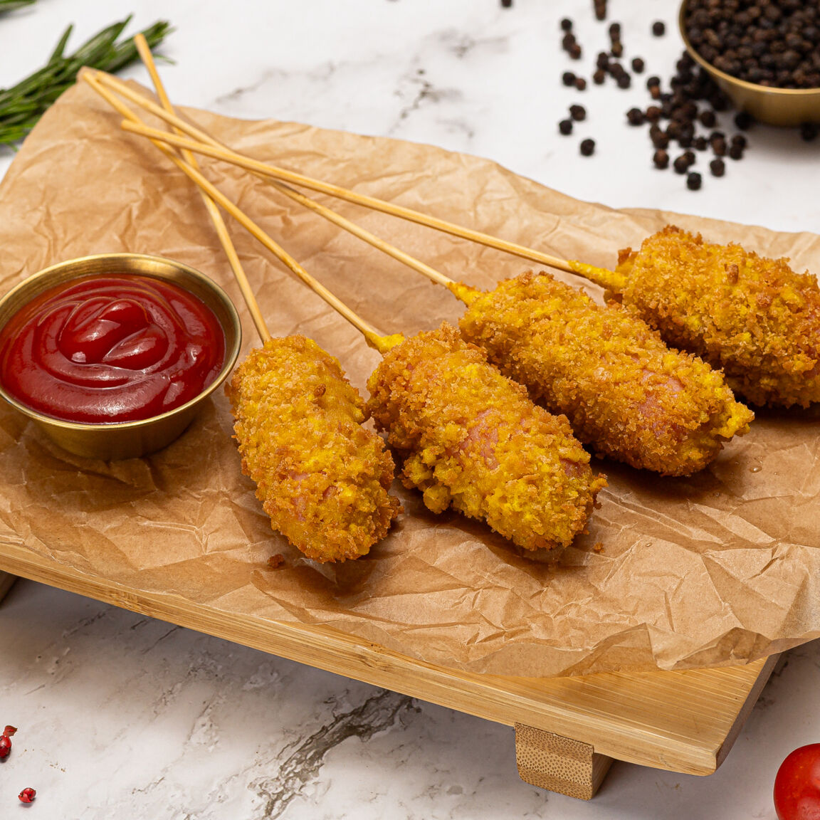 Сосиски на палочке в панировке