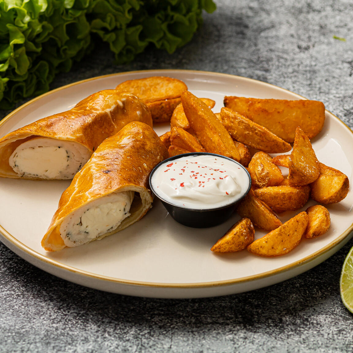 Сытный рулетик с картофельными дольками