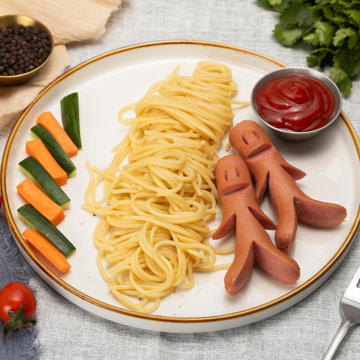 Сосиски детские с овощными палочками