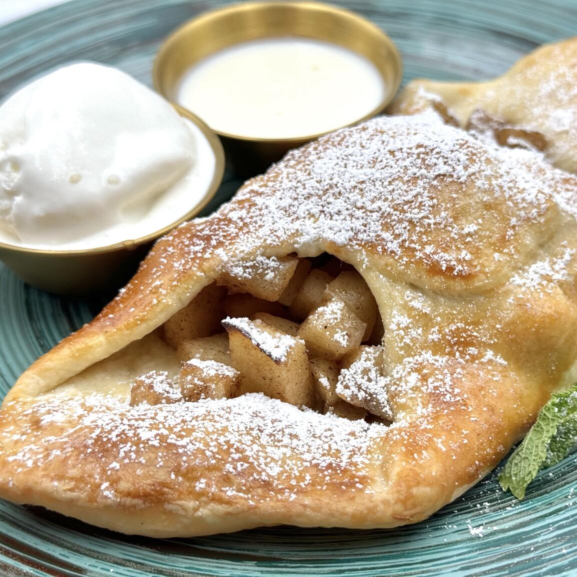 яблочный десерт с мороженым