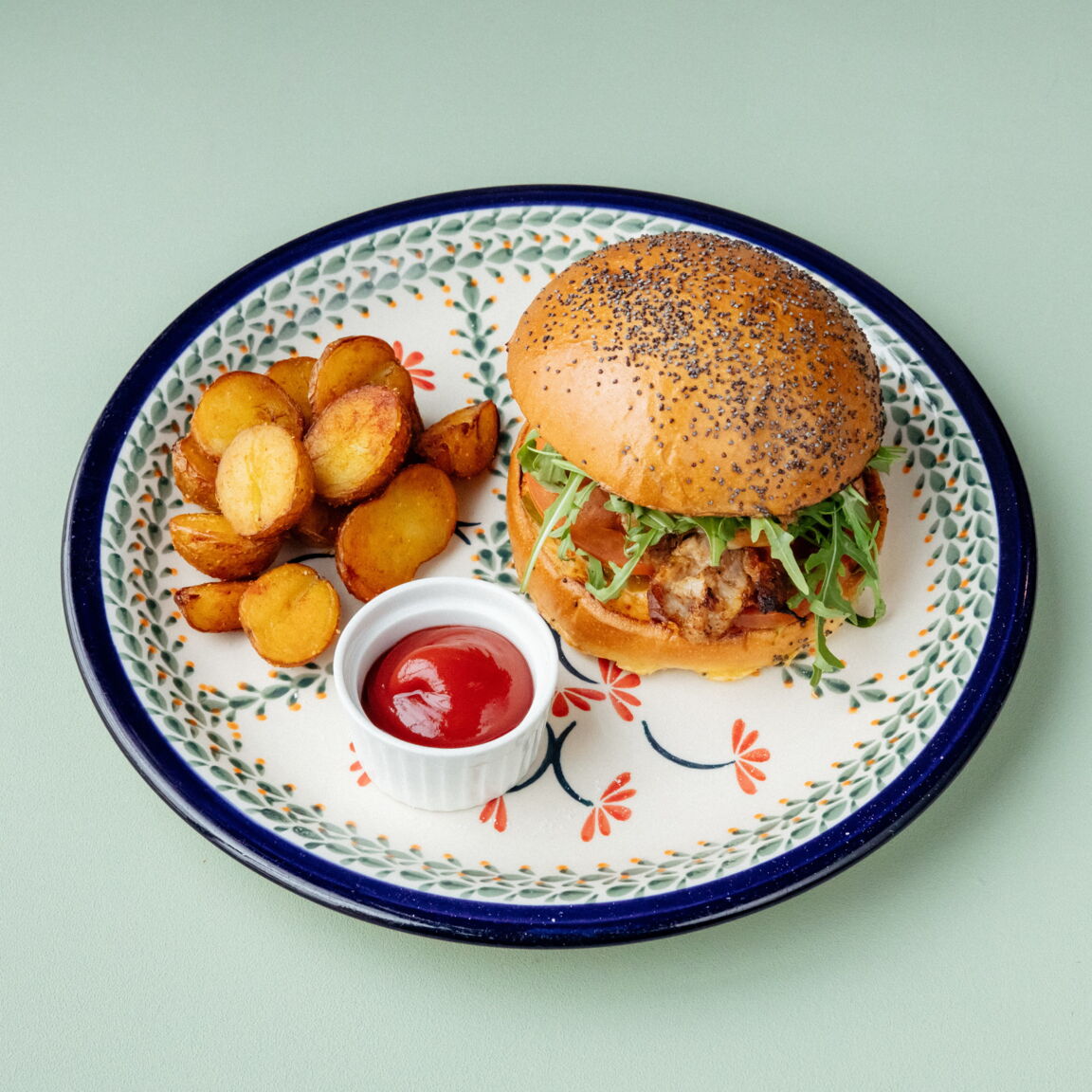 Бургер со свиными ребрами в соусе барбекю