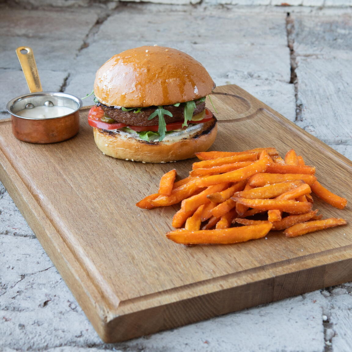 Вегетарианский бургер с бататом фри и сметаной из тофу new