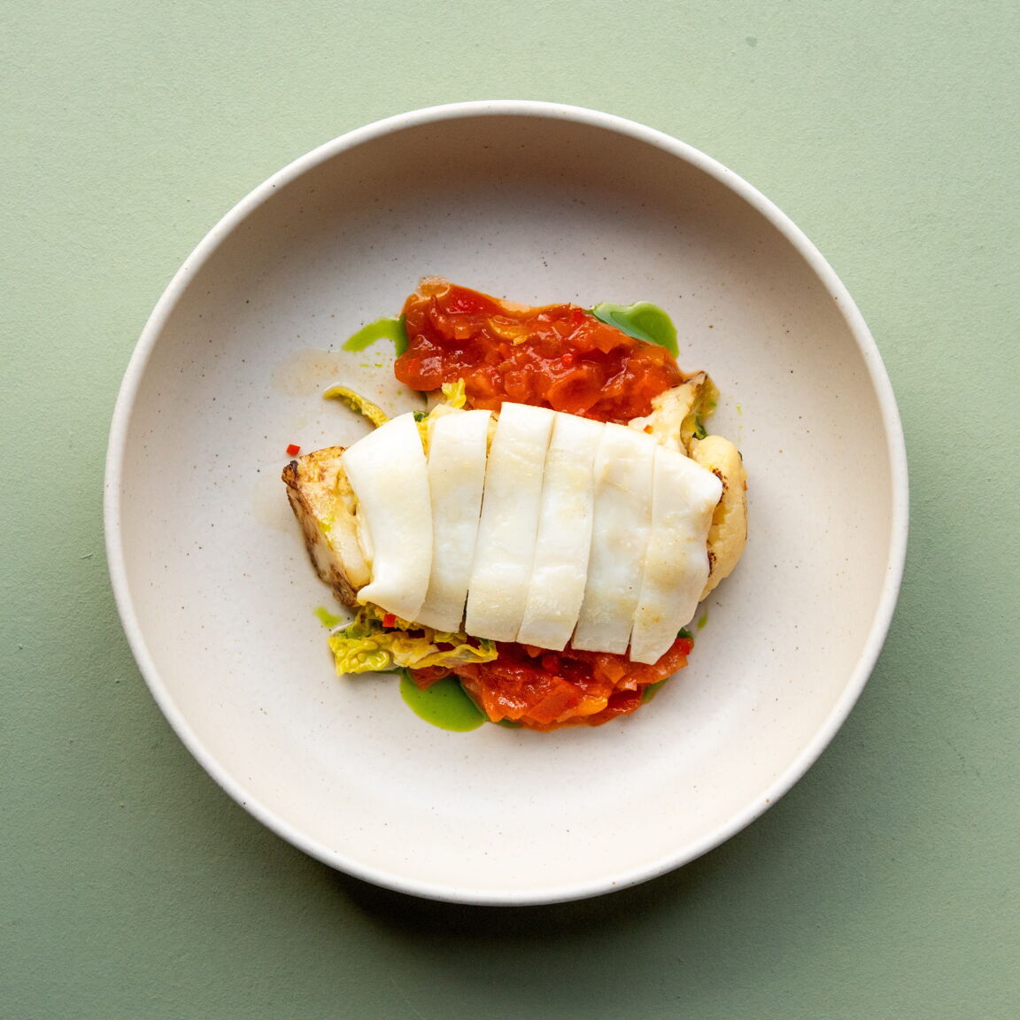 Кальмар на гриле с цветной капустой и томатной сальсой