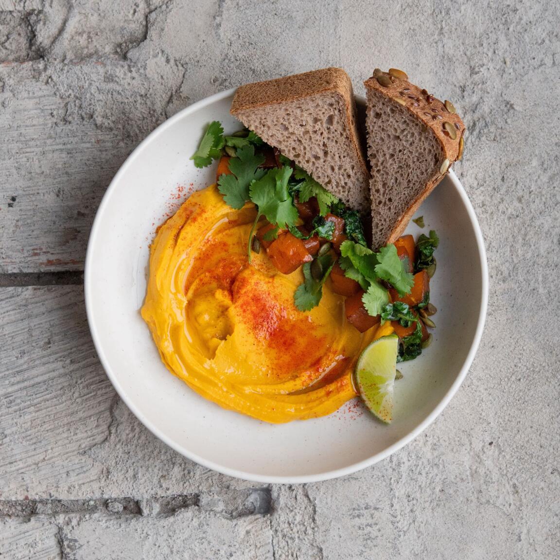 Хумус с печеной тыквой и кинзой