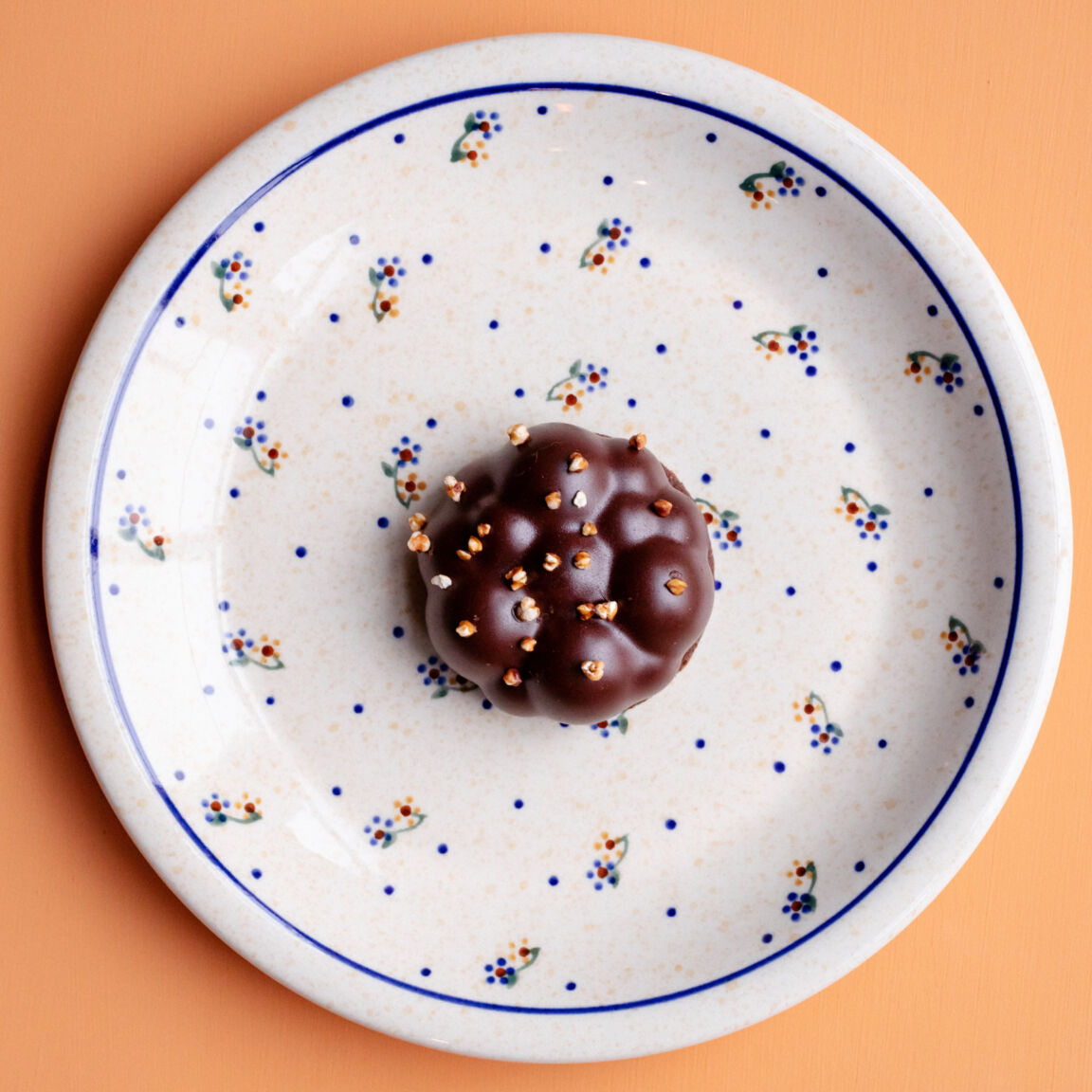 Шоколадный десерт с гречневым попкорном, шоколадной карамелью и фундучным пралине