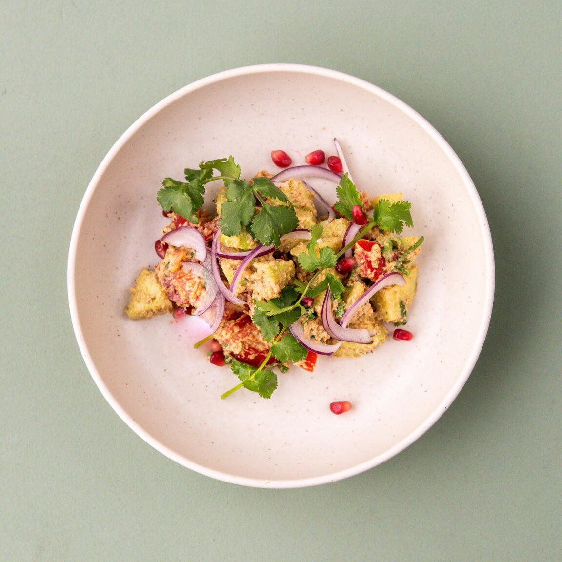 Грузинский салат с брынзой и заправкой из грецкого ореха