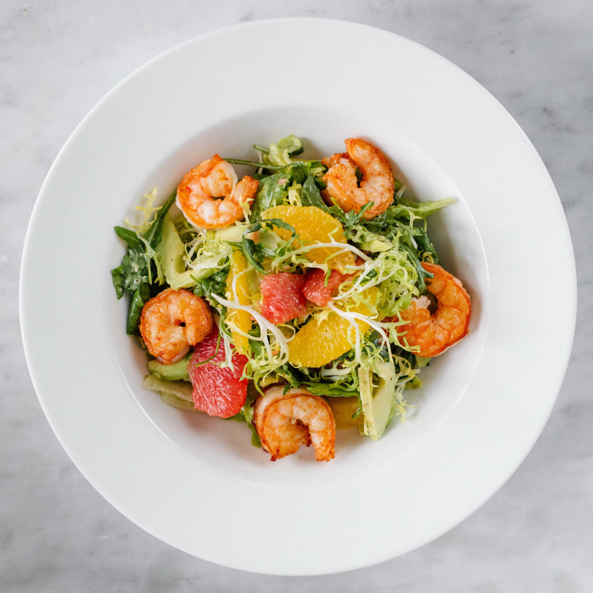 Сицилийский цитрусовый салат с креветками и авокадо