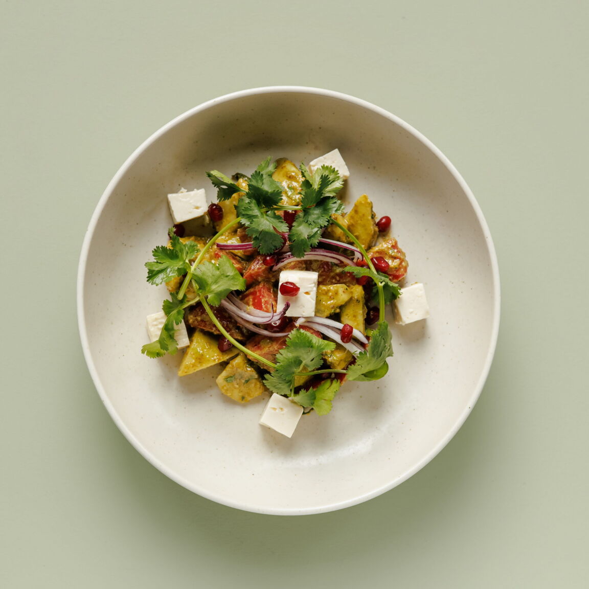 Грузинский салат с брынзой и заправкой из грецкого ореха