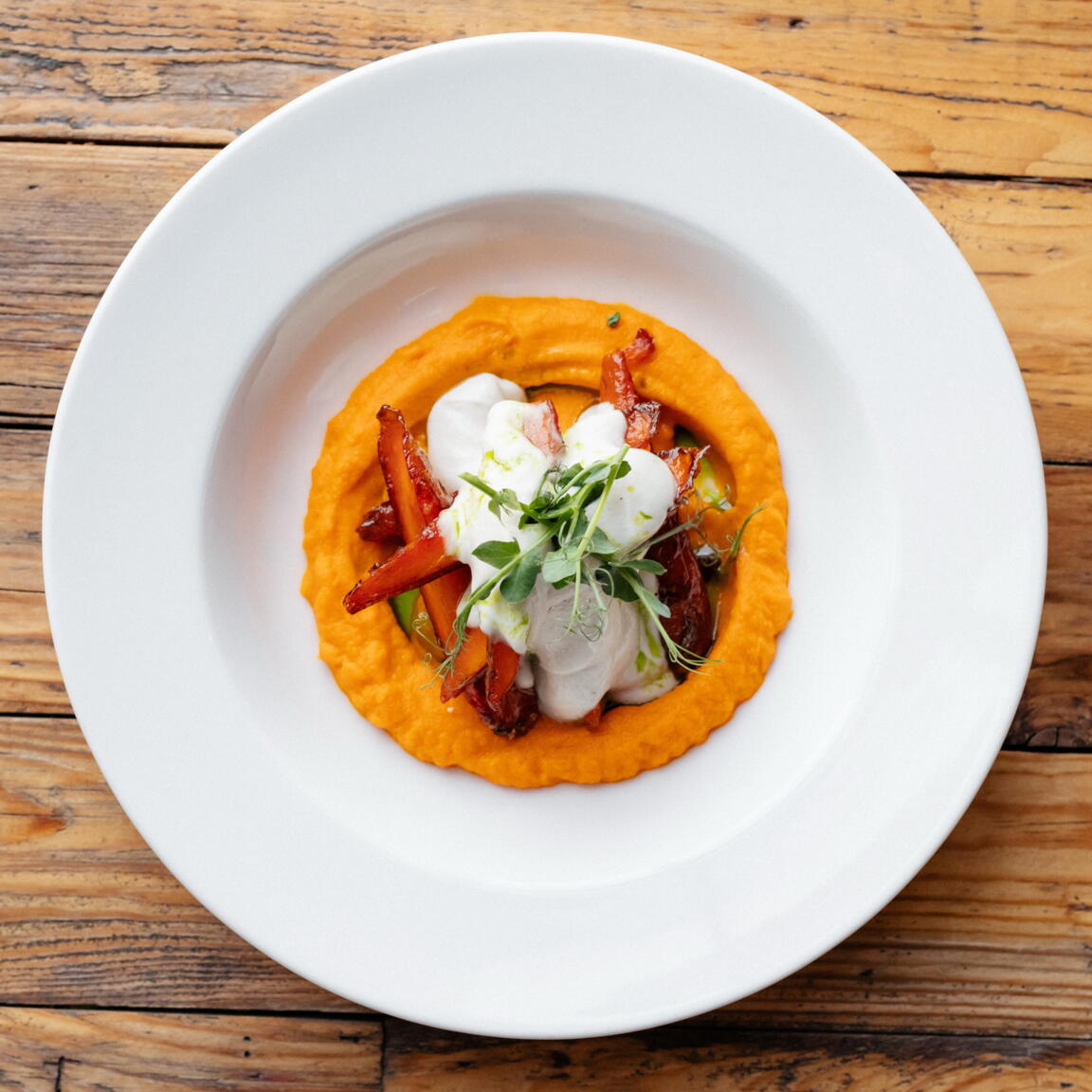 Карамелизованная морковь с морковным пюре и сметаной из кешью