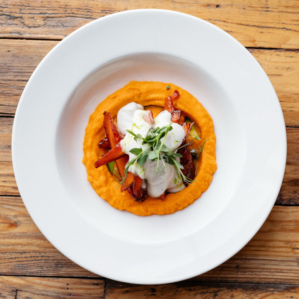 Карамелизованная морковь с морковным пюре и сметаной из кешью