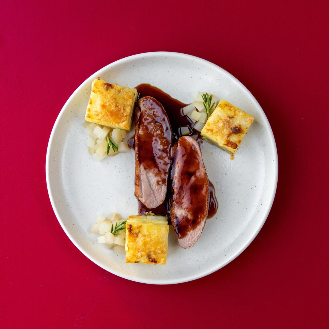 Утиная грудка с картофельным гратеном и грушевым тартаром