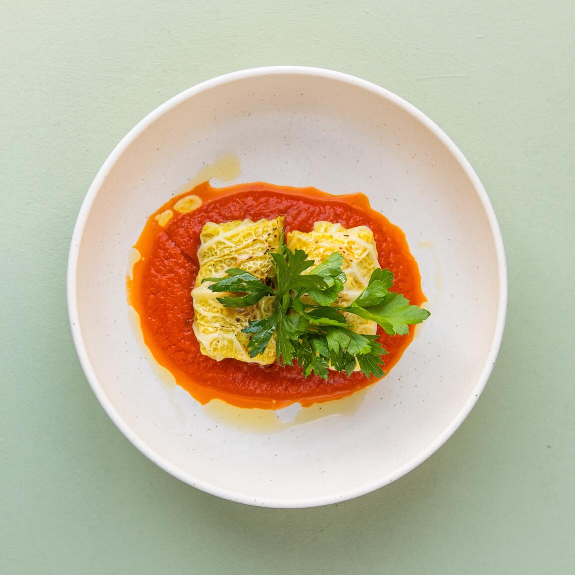 Голубцы из савойской капусты с цыпленком и томатным соусом