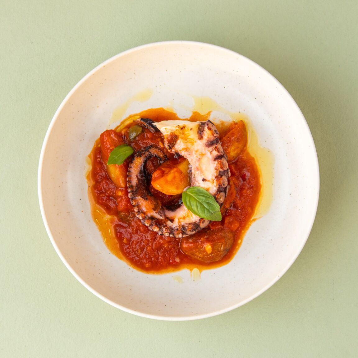 Осьминог на гриле с картофелем и томатным соусом