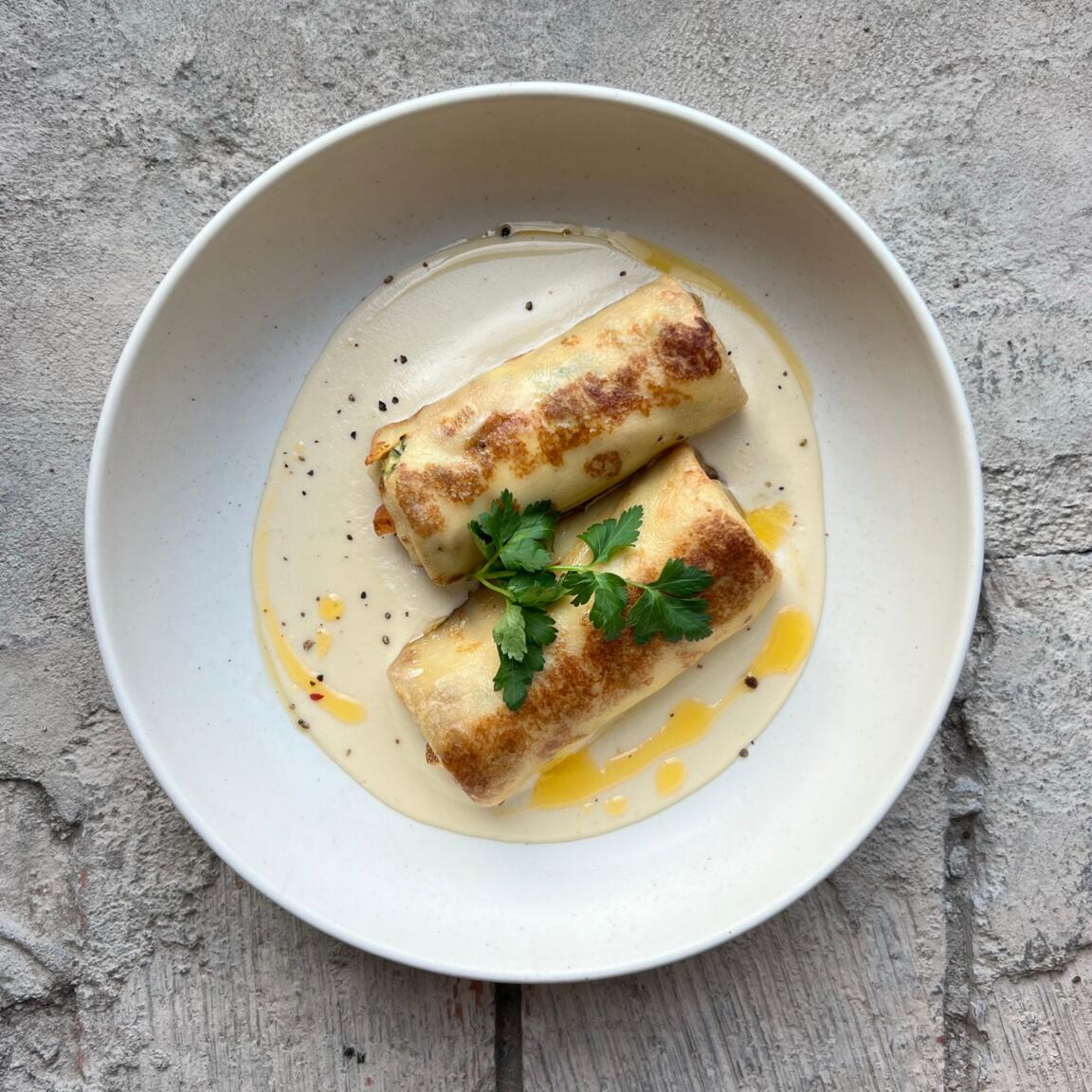 Блины с начинкой из цукини, пармской ветчины и рикотты