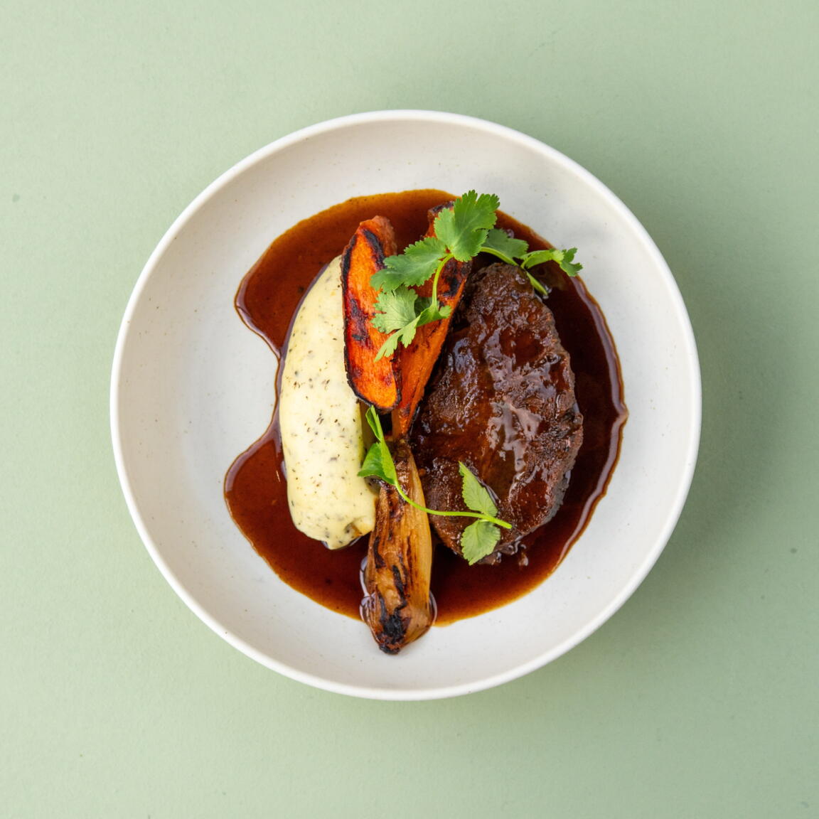 Томленая говядина с трюфельным картофельным пюре и печеной морковью