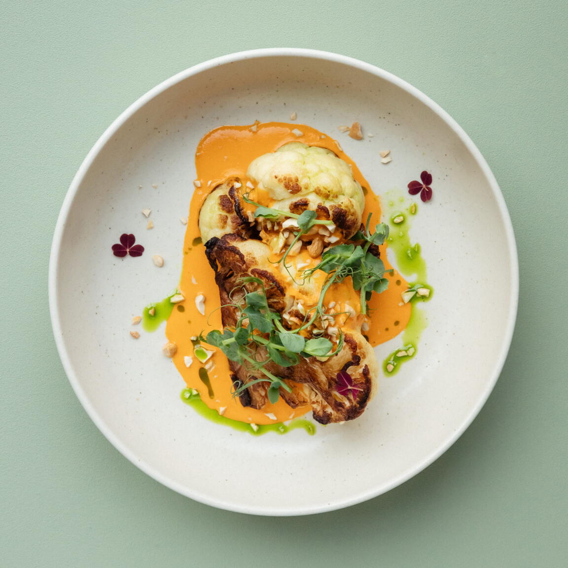 Стейк из цветной капусты с перечно-фундучным соусом