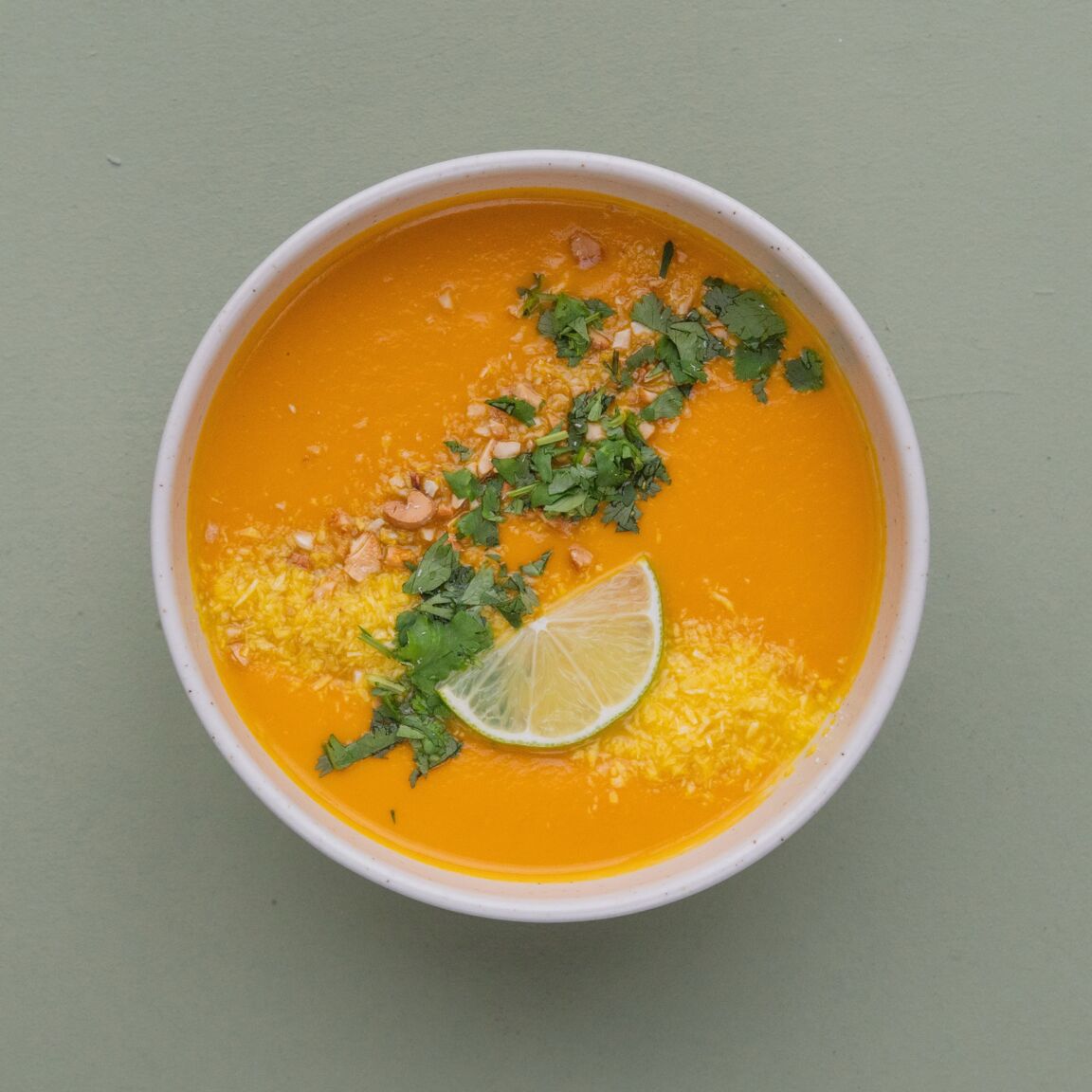 Крем-суп из тыквы на кокосовом молоке с листьями каффир-лайма