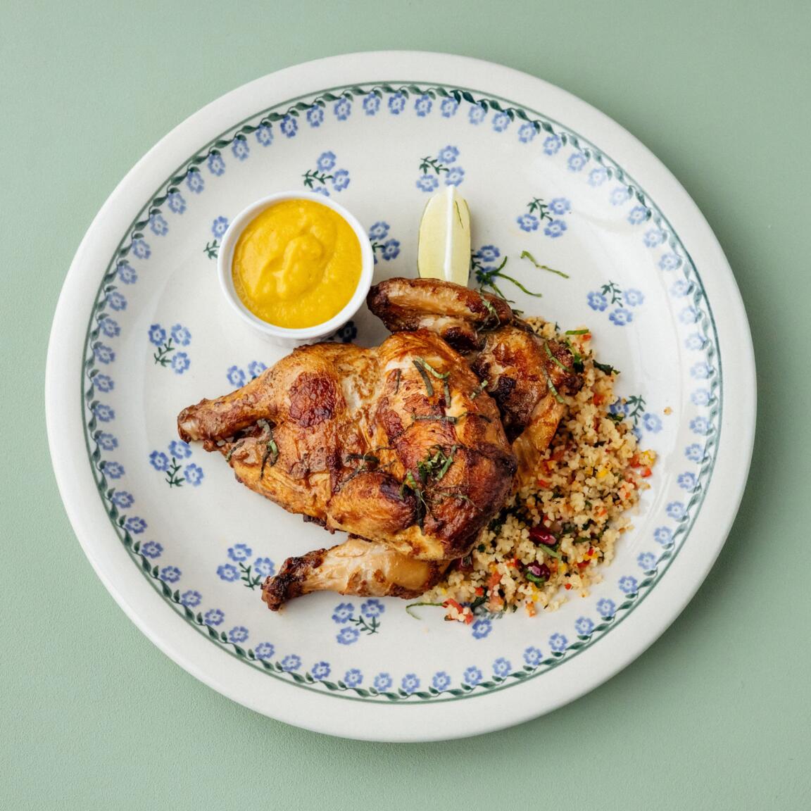 Подкопченный цыпленок с кускусом и грушевым карри