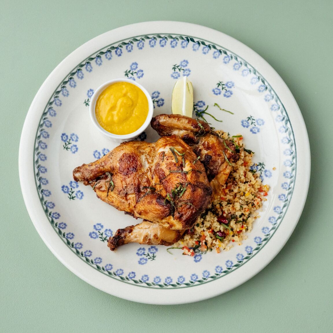 Подкопченный цыпленок с кускусом и грушевым карри