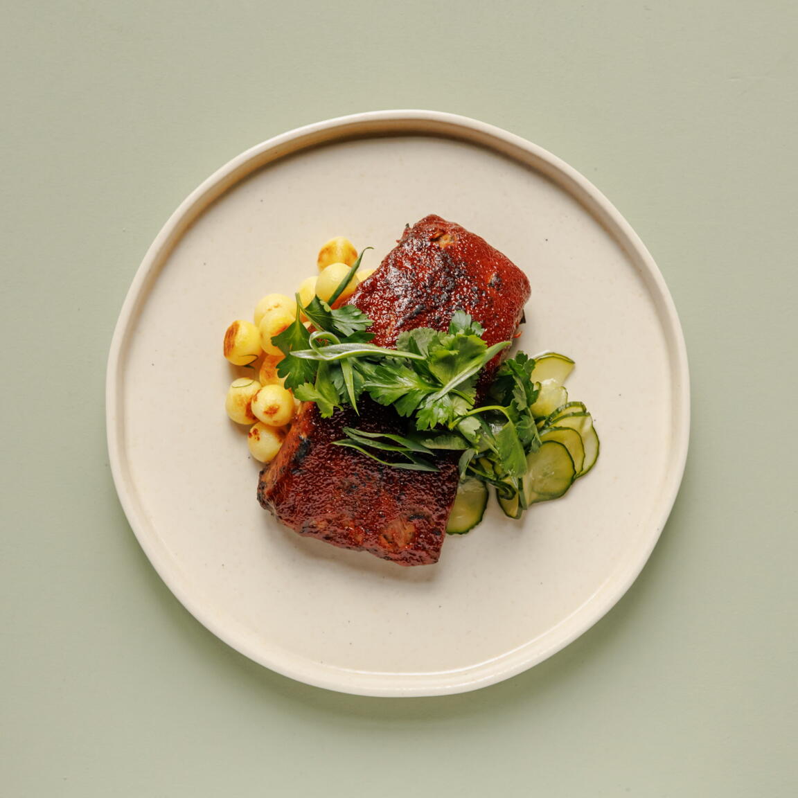 Свиные ребра в соусе барбекю с картофелем шато