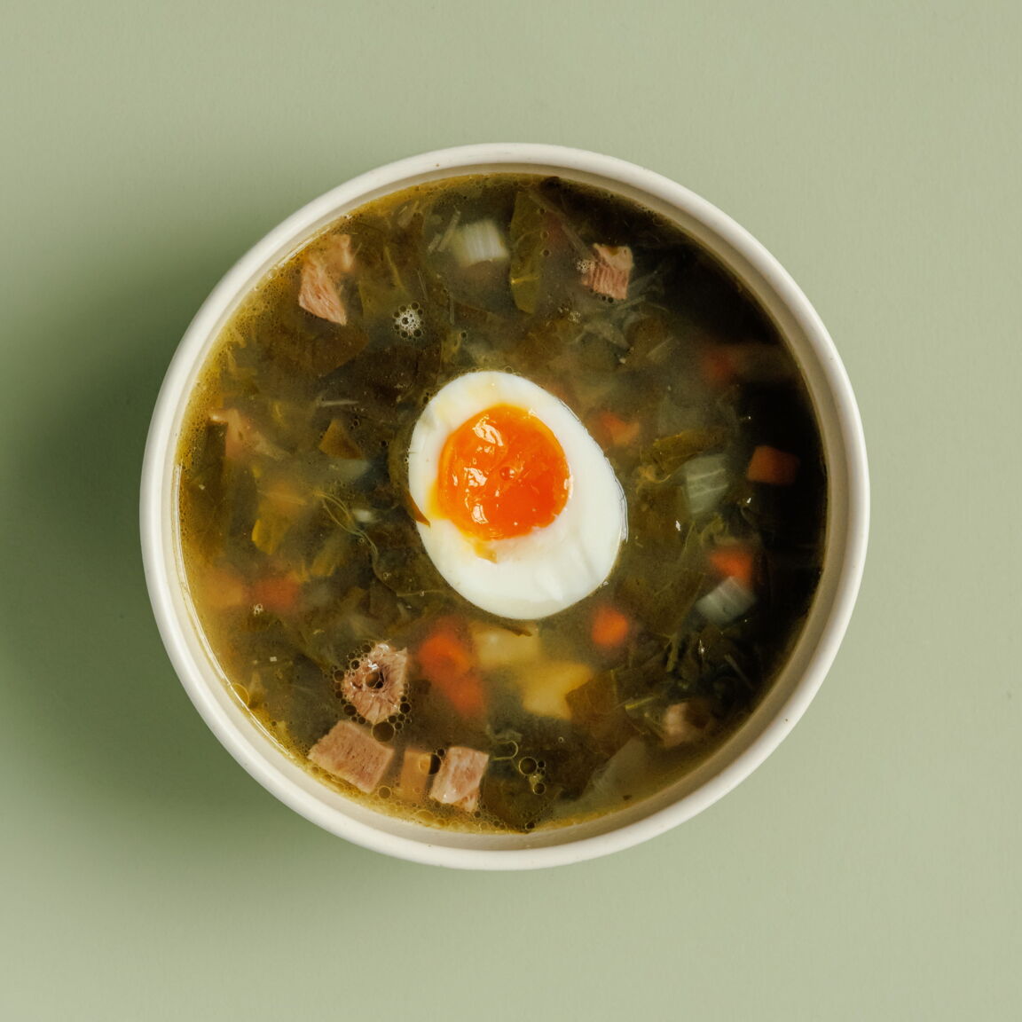 Щавелевый суп с говяжьим языком и куриным яйцом