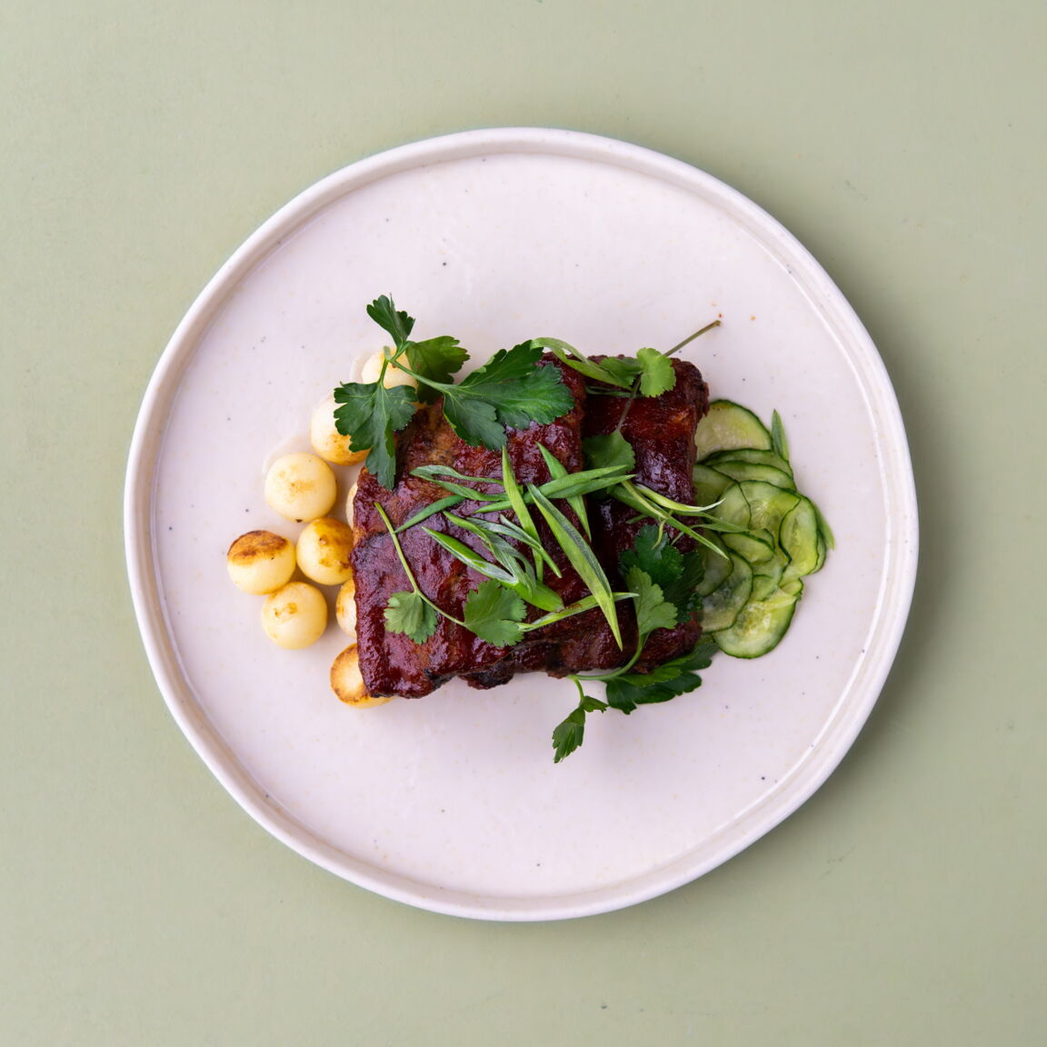 Свиные ребра в соусе барбекю с картофелем шато