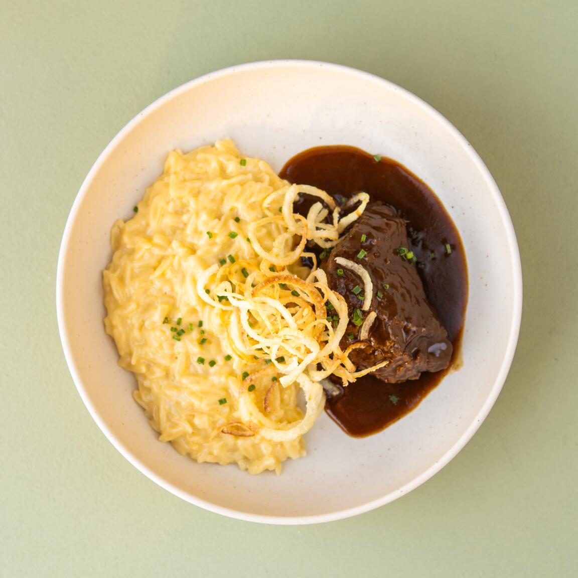 Орзо с томленой говяжьей щечкой