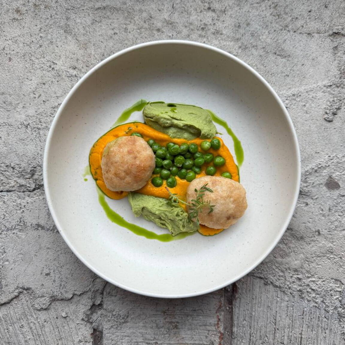 Котлеты из щуки с морковным пюре и зеленым горошком
