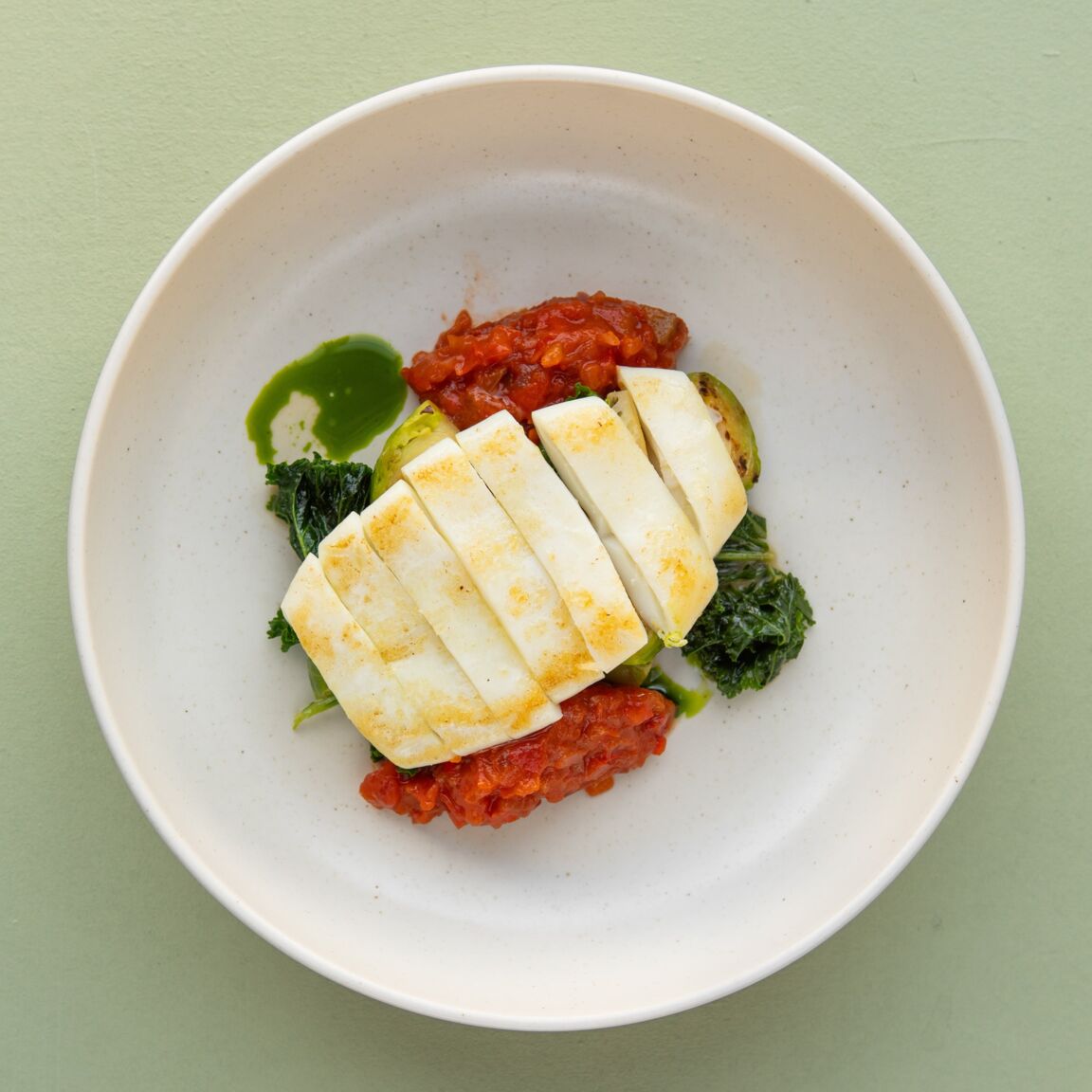 Кальмар на гриле с брюссельской капустой и томатной сальсой