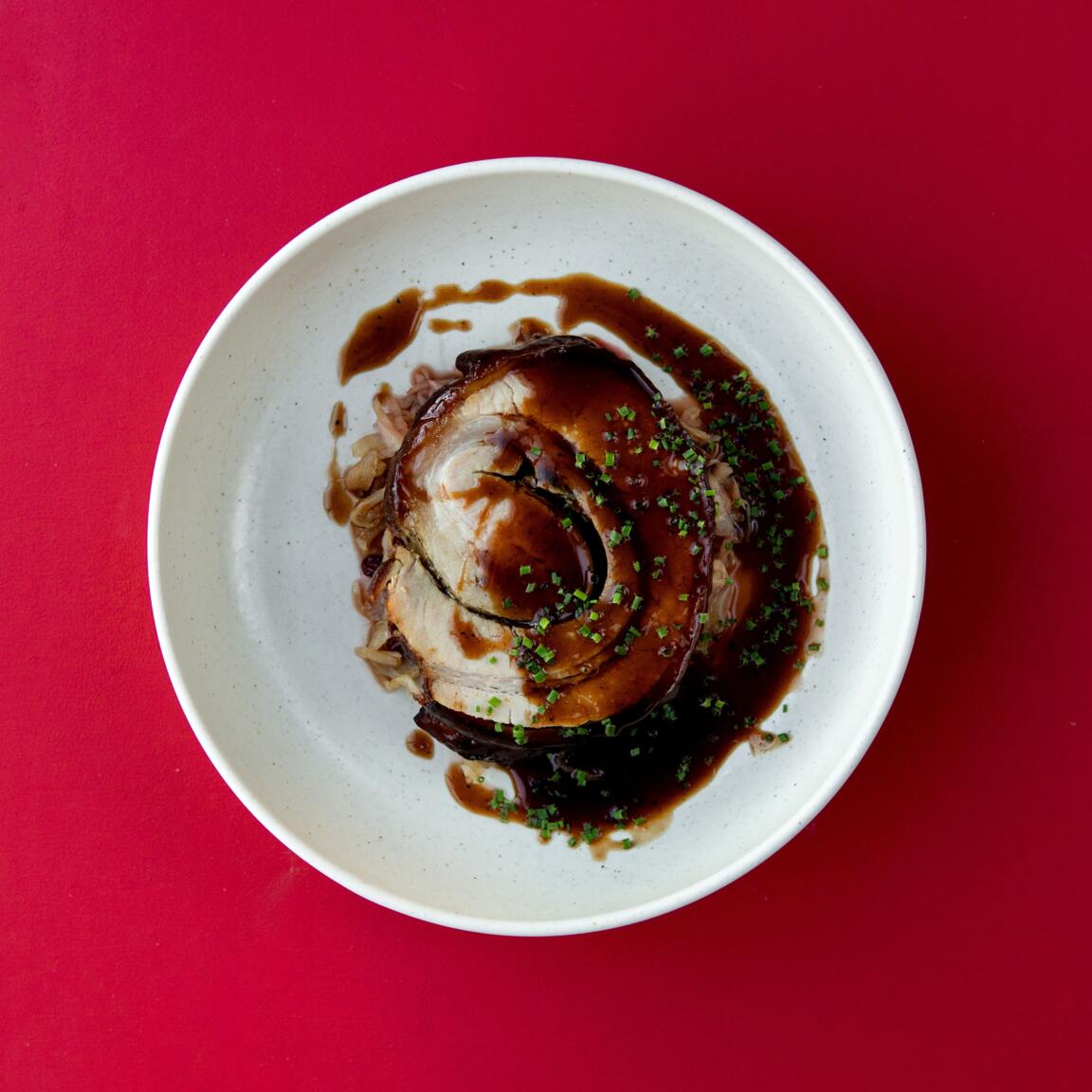 Поркетта с тушеной капустой