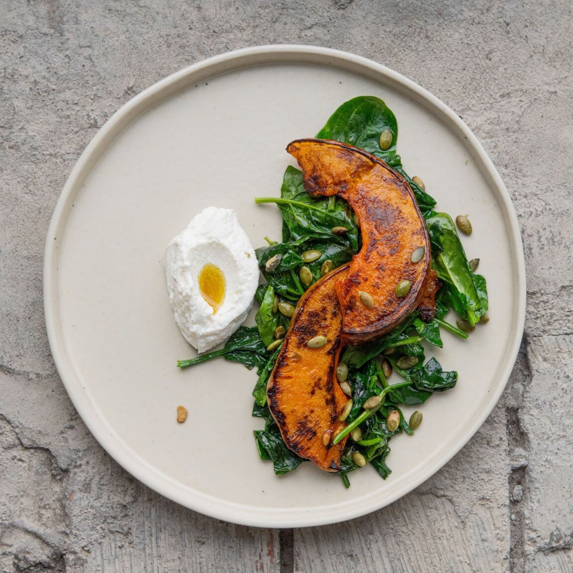 Стейк из тыквы на гриле с припущенным шпинатом и кремом из козьего сыра