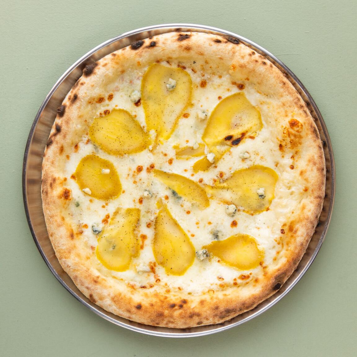 Томленая груша с горгонзолой