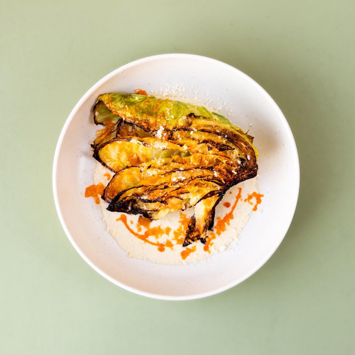 Капуста шпиц на гриле с трюфельным соусом