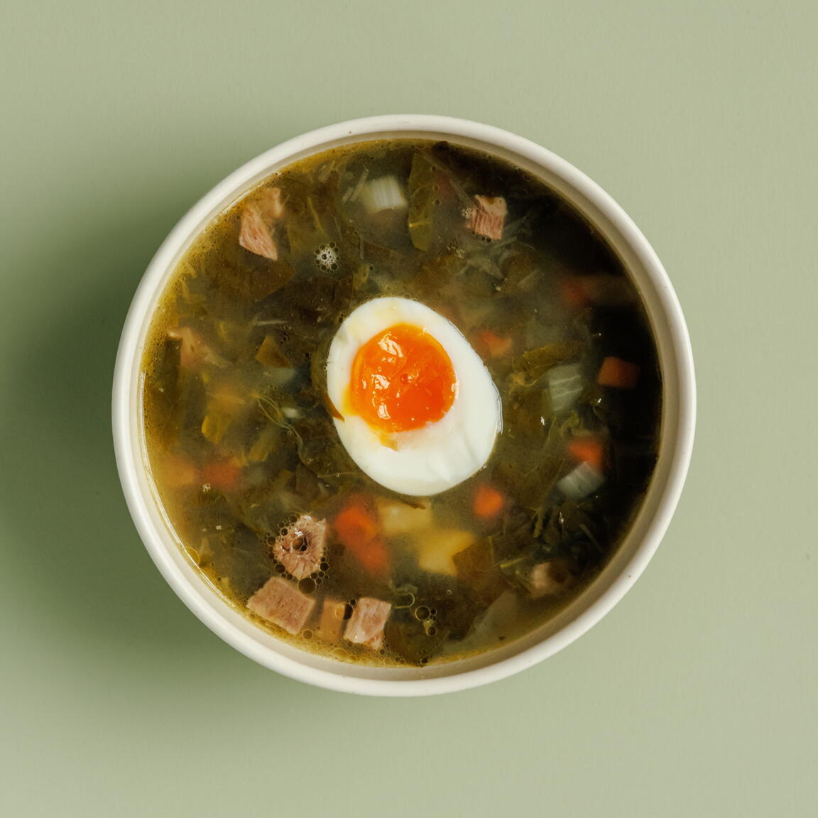 Щавелевый суп с говяжьим языком и куриным яйцом