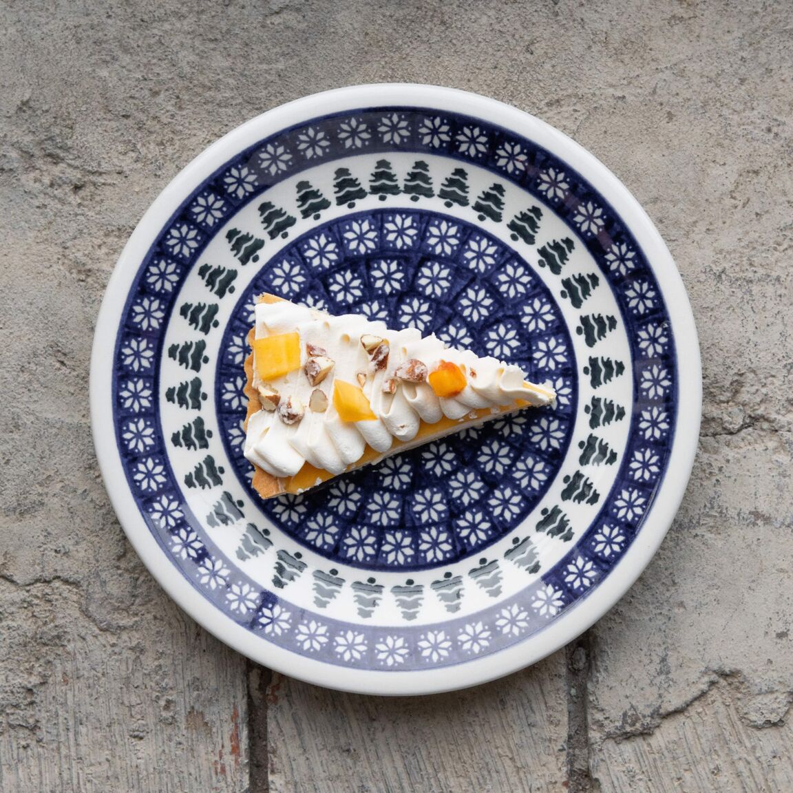 Тарт с хурмой, кремом франжипан, миндальным муссом