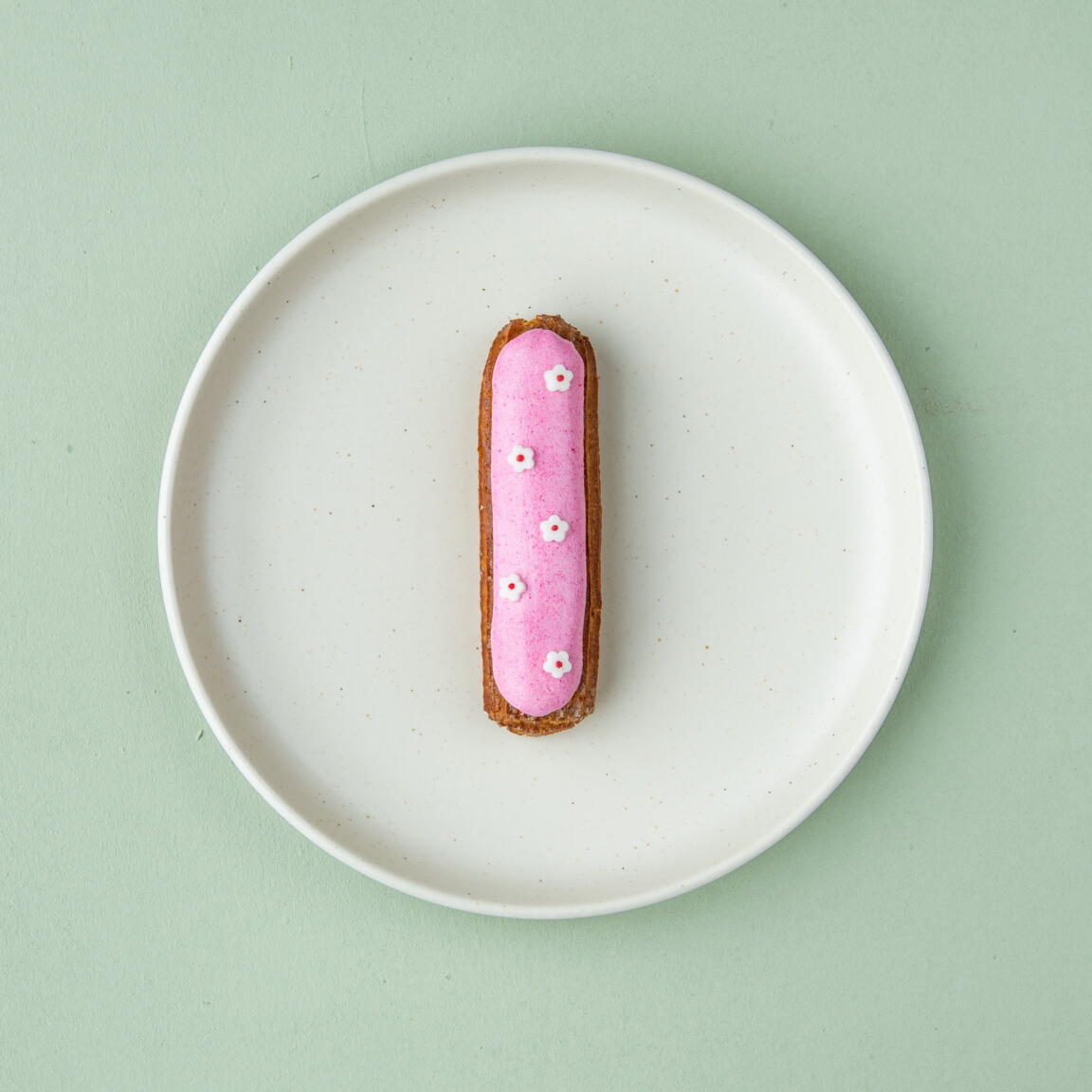 Эклер малиновый