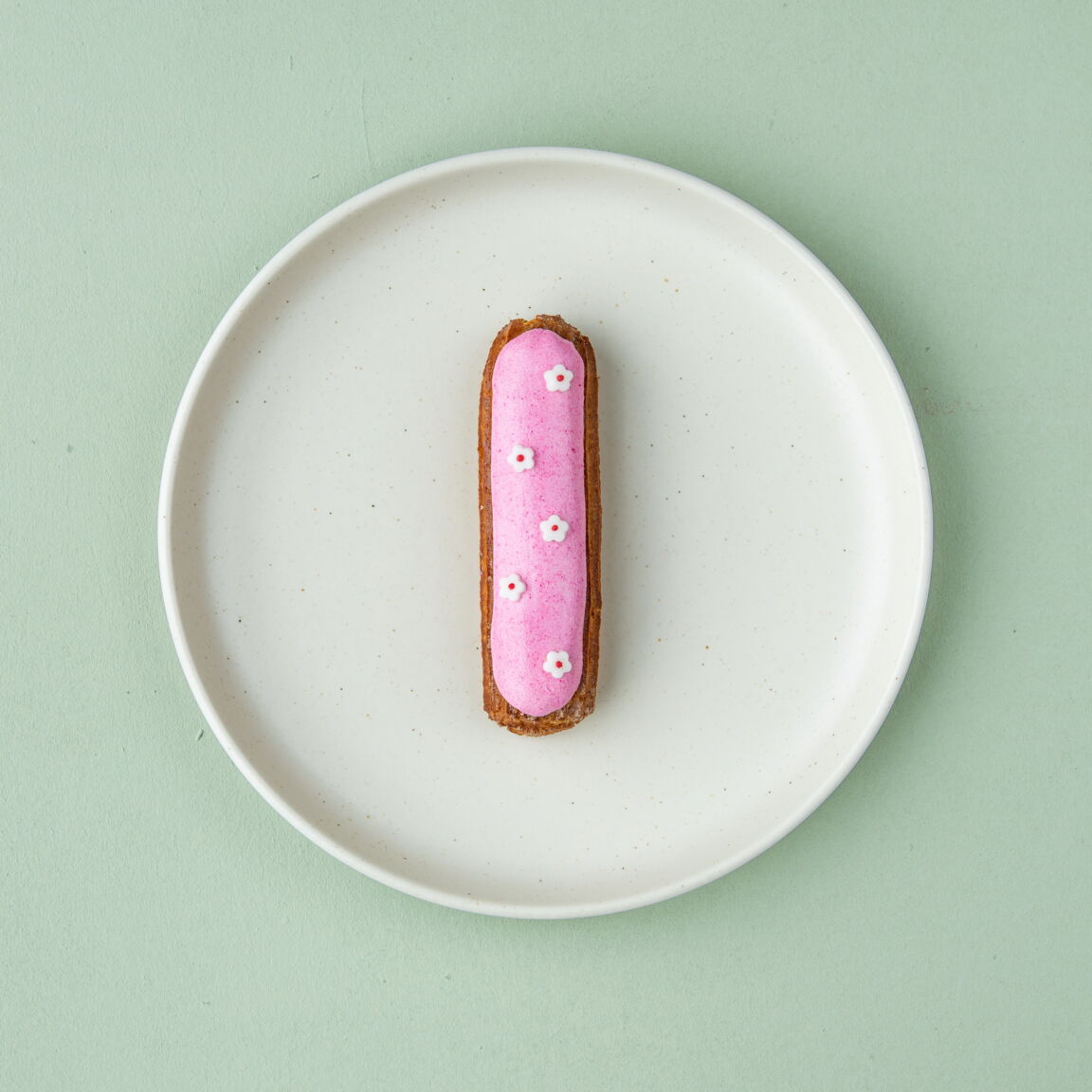 Эклер малиновый