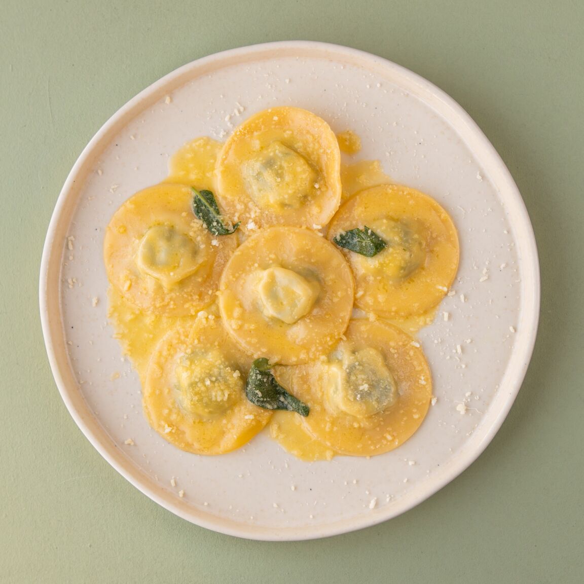 Равиоли с бурратой и луком-пореем