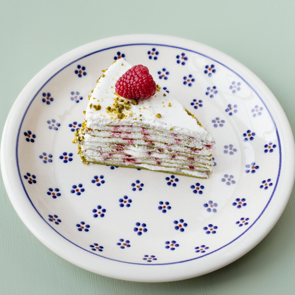 Блинный торт с матчей и малиной