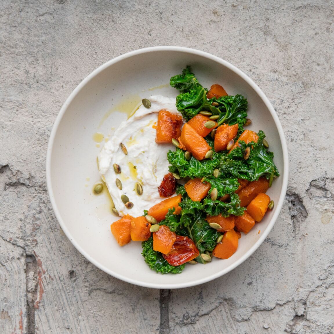 Теплый салат с печеной тыквой и вялеными томатами