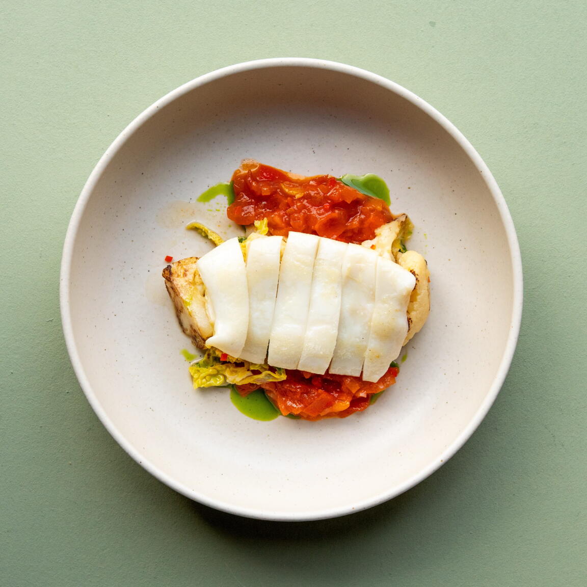 Кальмар на гриле с цветной капустой и томатной сальсой