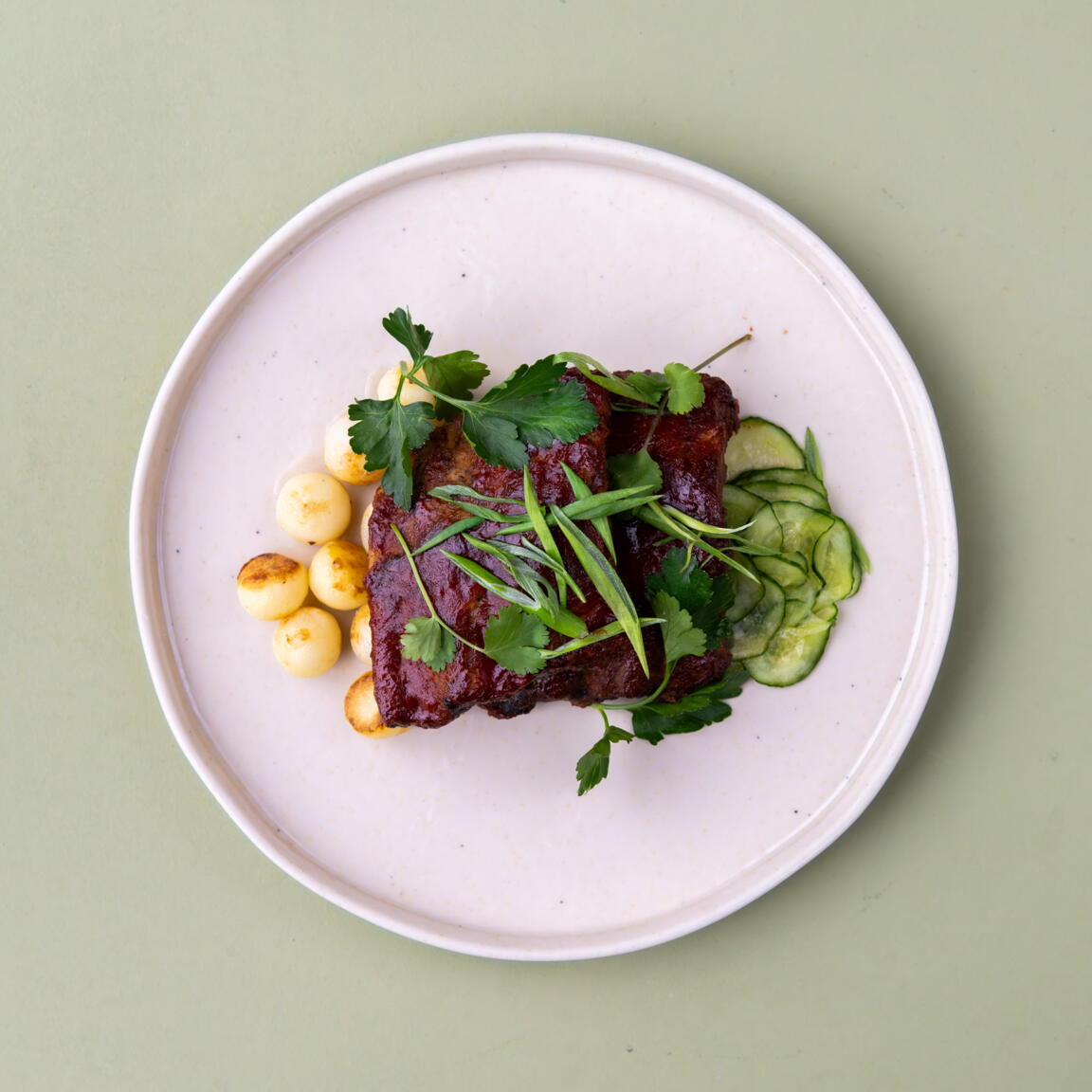 Свиные ребра в соусе барбекю с картофелем шато