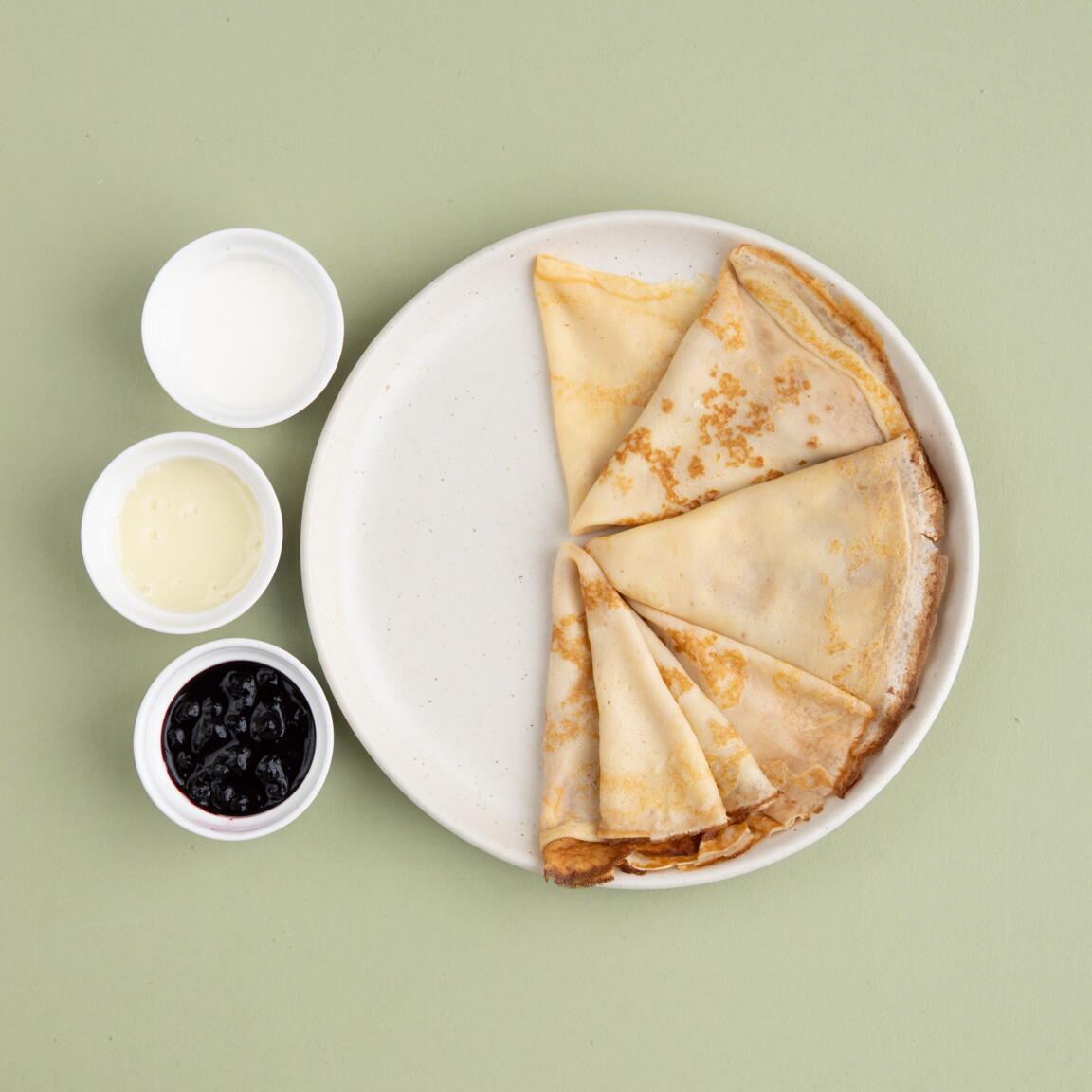 Блины со сметаной и топпингом на выбор