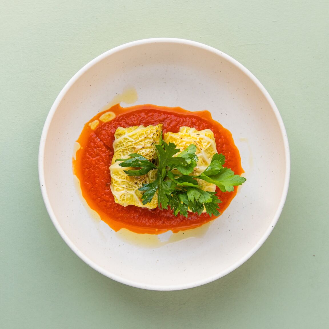 Голубцы из савойской капусты с цыпленком и томатным соусом